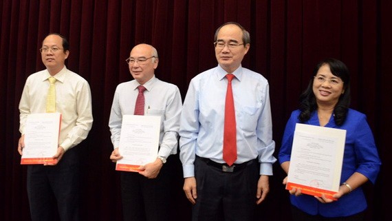 市委書記阮善仁（右二）分別向阮如奎（左二）、阮胡海（左一）及陳金燕等三位同志頒授任職《決定》。（圖源：丁軍）