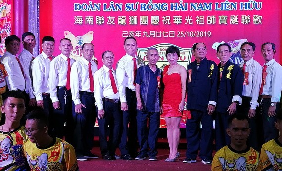 海南聯友龍獅團成員向來賓致謝合照。