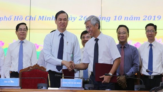 市人委會副主席武文歡（前右）與西寧省人委會楊文勝（前左）簽署本市-沐牌高速公路投建項目配合開展計劃。（圖源：市黨部新聞網）