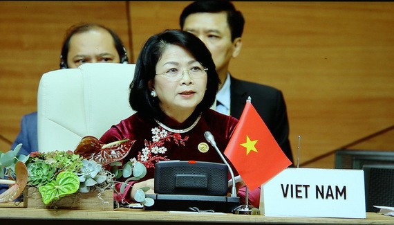 國家副主席鄧氏玉盛在峰會上發表重要演講。(圖源:越通社)