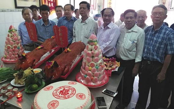 理事長黎志有(中)與各理事祭祖合照。