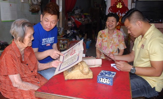 劉二女老大娘一家三代向筆者贈送他們家裏的文物。