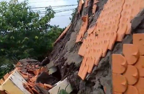 本月27日中午12時許，設於引進新進鄉中心道路的拱門突然倒塌，所幸當時無人站在拱門底下。（圖源：晉泰）