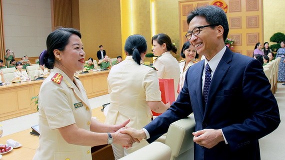 政府副總理武德膽（右）接見2018 年模範女公安代表團。（圖源：木茶）