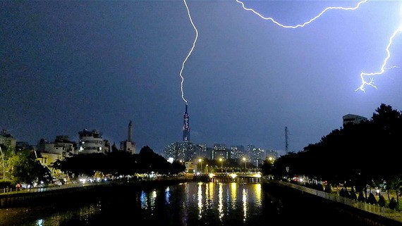降雨時,本市高樓大廈的避雷針系統已收到不少場雷打。