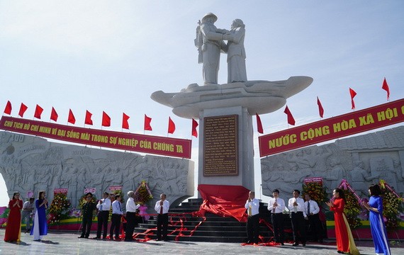 同塔省1954年集結事件紀念碑落成儀式。(圖源:玉才)
