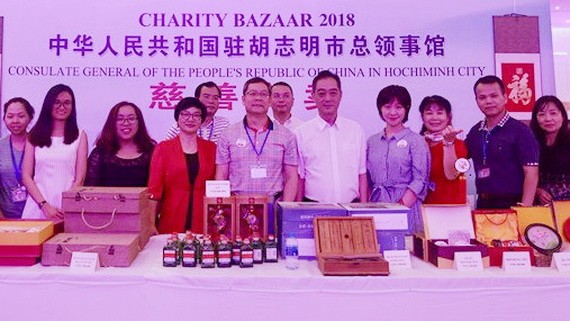 去年中國總領事館參加國際慈善義賣活動的展位。