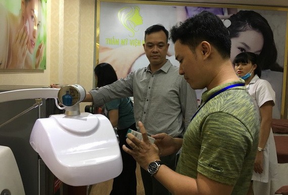 職能機關在檢查美容院的醫療設施。(圖源:T.A)