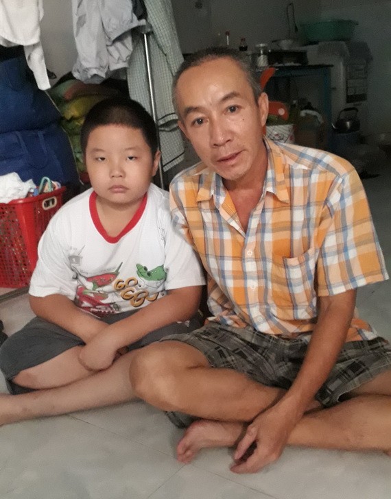 妻子已去工作,只剩阮春勇父子在出租房。
