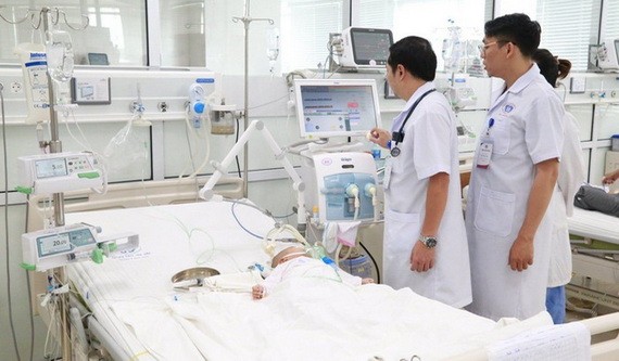 雖已度過危險期，但病嬰還在重症監護室接受治療中。