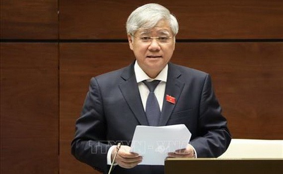 民族委員會主任杜文戰部長在會議上闡釋國會代表提出的若干問題。（圖源：越通社）