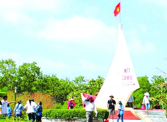 遊客在國家里程碑標碼的GPS 0001和帆船地標處拍照。（圖源：美嘯）