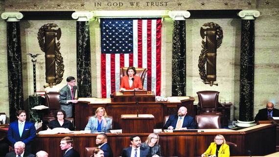 美國會眾議長佩洛西（中）主持彈劾調查程序的決議案投票。（圖源：新華社）