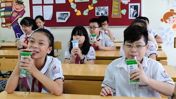 Vinamilk 從昨(1)日起向本市10個郡縣的幼兒園及小學一年級學生供應優質奶品。