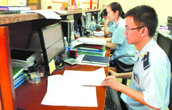 本市海關在辦理相關手續。（圖源：陲楊）