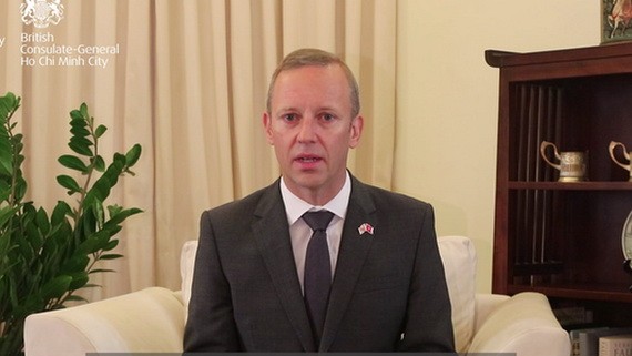 昨(2)日下午在河內市，英國與北愛爾蘭駐越南大使加雷思‧瓦德向越南人民作出通報。（圖源：視頻截圖）