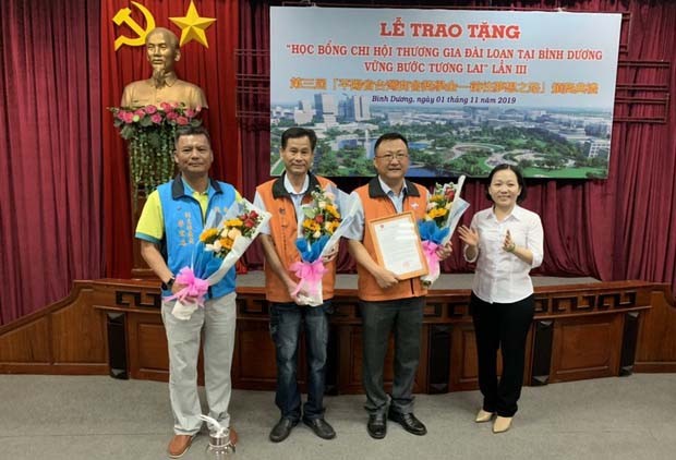 平陽省 85 名貧困學生獲台商頒發獎學金 ảnh 1