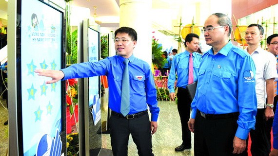 市委書記阮善仁參觀大會的創新模式。（圖源：互聯網）