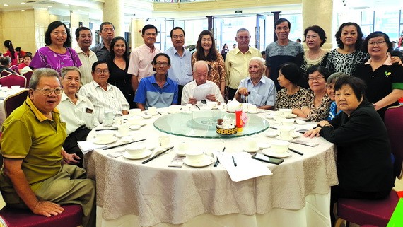 校友們敘舊聚會。