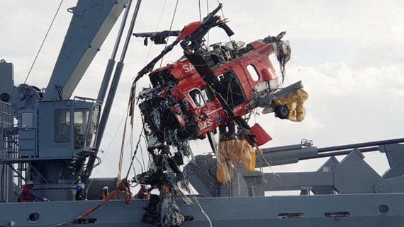 韓國海岸警衛隊將墜海的EC-225直升機殘骸打撈出水。（圖源：韓聯社）