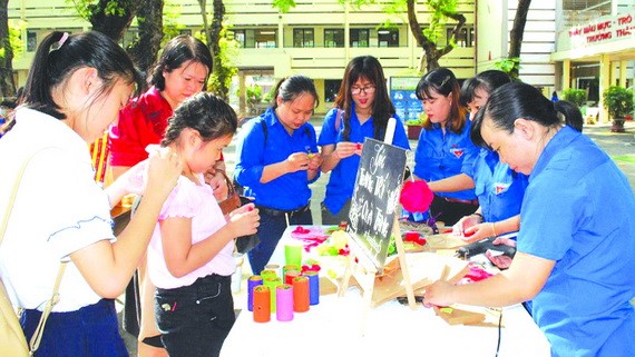 學生踴躍參加裝飾紙袋換取禮物活動。