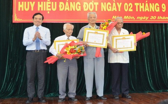 市委常務副書記陳留光向福門縣黨部黨員頒授黨齡紀念章。（示意圖源：市黨部新聞網）