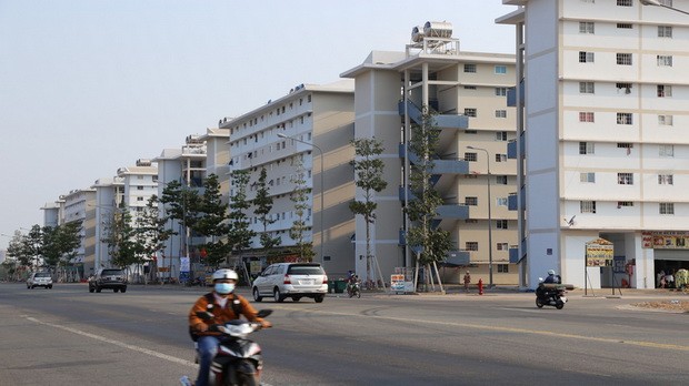 應在郊區為低收入者投建更多廉價住房。