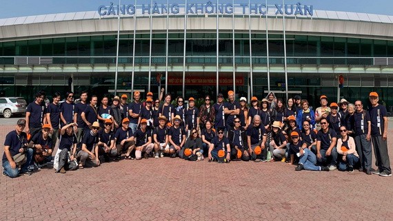 溯源團友在壽春機場合照。