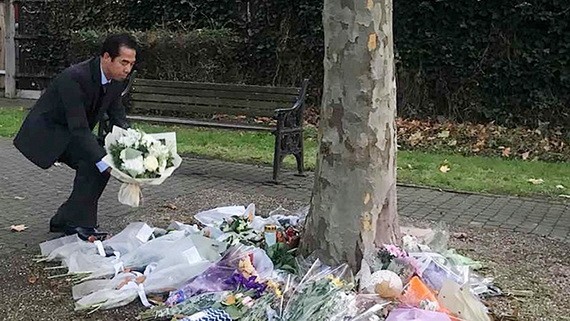 外交部副部長蘇英勇向39名在埃塞克斯郡罹難者致送鮮花哀悼。（圖源：外交部）