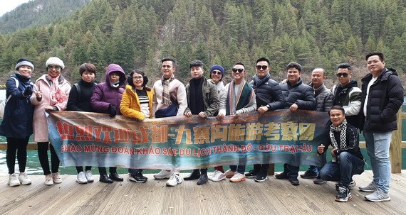 順捷旅行社考察團在九寨溝旅遊景點合影。