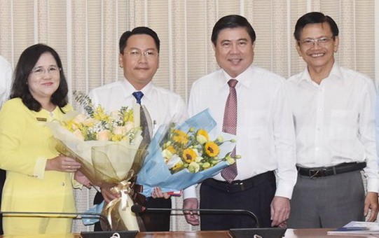 市人委會主席阮成鋒（右二）向阮晉發同志（左二）頒發人事委任《決定》。（圖源：庭理）