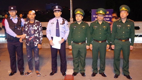 我國邊防部隊向中方出入境邊防檢查站移交一名在北侖河遇險獲救的中國公民。（圖源：VOV）