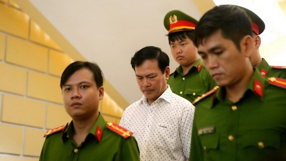 法院判刑後，法警把阮友靈押出法庭送往監獄服刑。（圖源：誠鐘）