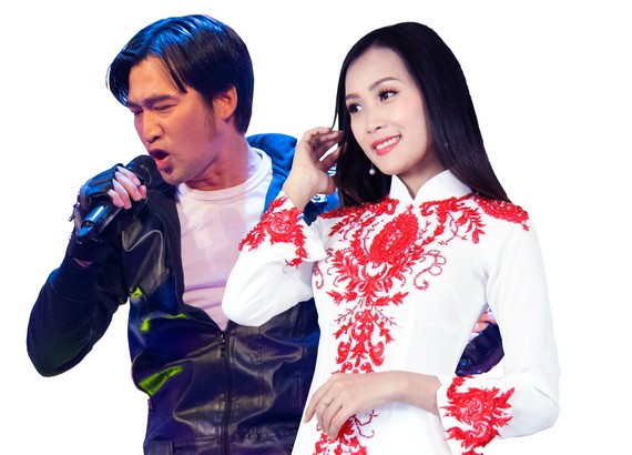 華人歌星畢寶藤（左）與孟紅兒合唱。