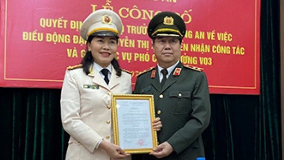 阮氏春大校（左）從阮玉英中將手中接過人事委任《決定》。（圖源：越通社）