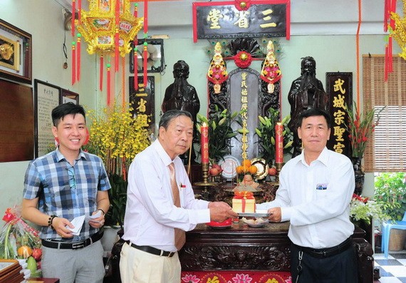 曾文良(右)將會印轉交給曾廣泳。