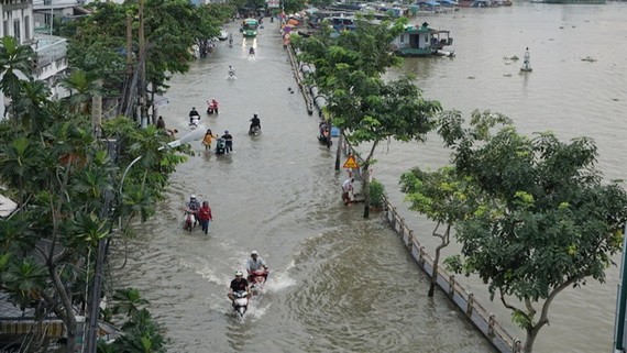 每逢潮汛高漲時第七郡陳春纂街上的路與河界線難以辨別了。