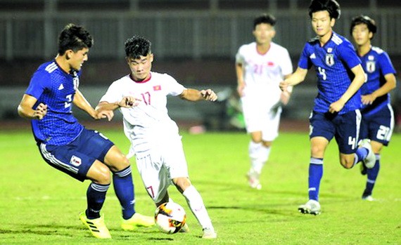 越南隊(白衣)與日本隊比賽一瞥。（圖源：互聯網）