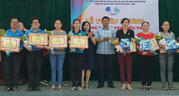 郡委民運科副主任湯偉豪(右四)向孝順子弟模範頒獎。