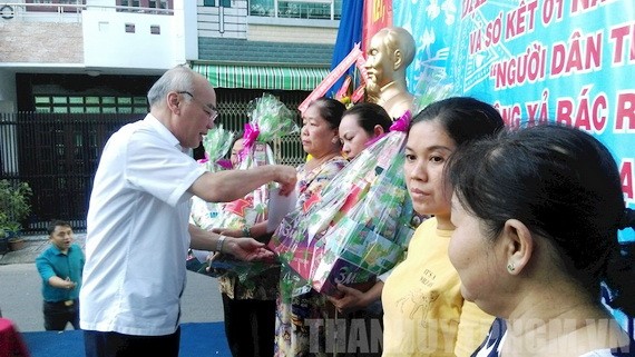 市委常務委員、宣教處主任潘阮如奎（左）向新富郡新山二坊第五街區貧困戶贈送禮物。（圖源：市黨部新聞網）