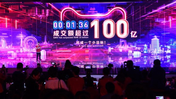 零時鐘聲剛過去1分36秒，2019天貓“雙11”成交額已突破100億元人民幣。（圖源：新華社）