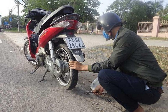 一路人在同奈省邊和市三福鄉51號國道輾到三角釘子。