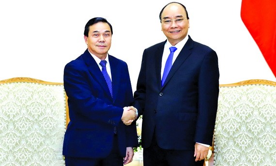 政府總理阮春福（右）接見老撾駐越南大使森菲特‧宏本讓。（圖源：越通社）