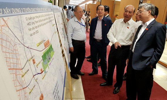 國會代表觀看隆城機場建設圖。（圖源：玉顯）