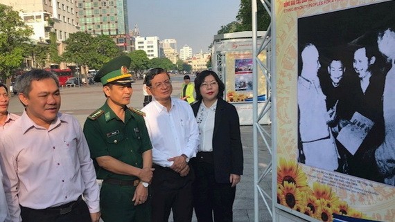 各代表在觀展。（圖源：互聯網）