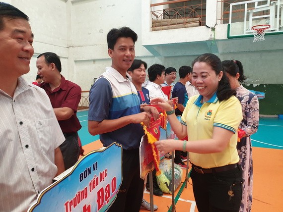 組委會向參賽團隊贈送紀念錦旗。