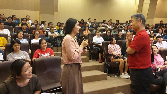 大學生與大發餅家總經理許玉林（右）交流。