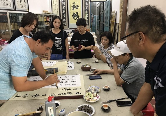 韓國書法愛好者正欣賞林漢城書法揮毫。