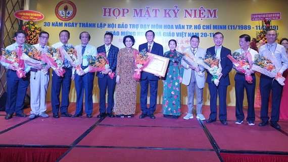 市華文教育輔助會獲得市人委會頒發“30年為教育工作作出貢獻”獎狀。