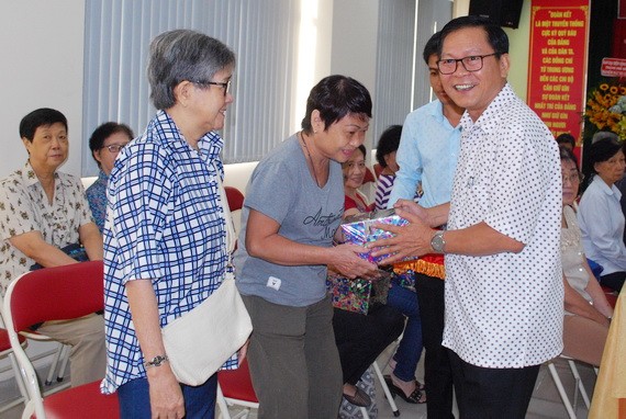 市民族處副主任曾錦榮向華人教師贈送禮物。